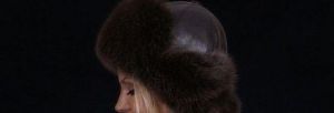 Kožušinová dámska čiapka s brmbolcami, z polárnej líšky. Farba tmavohnedá
